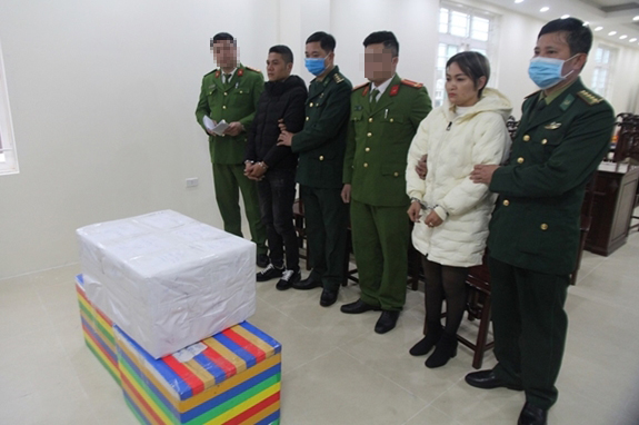 Thu giữ lượng ma túy lớn ngụy trang trong thùng bánh kẹo
